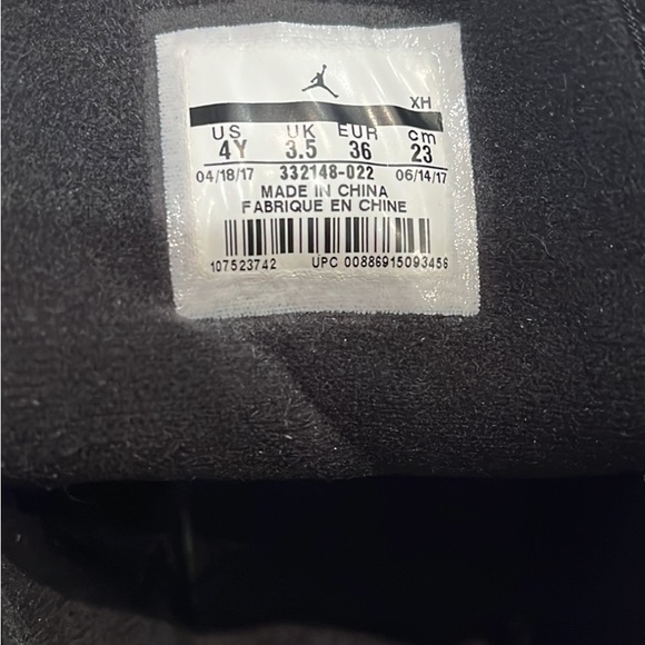 Authentic teddy Nikes 4Y - Picture 4 of 4